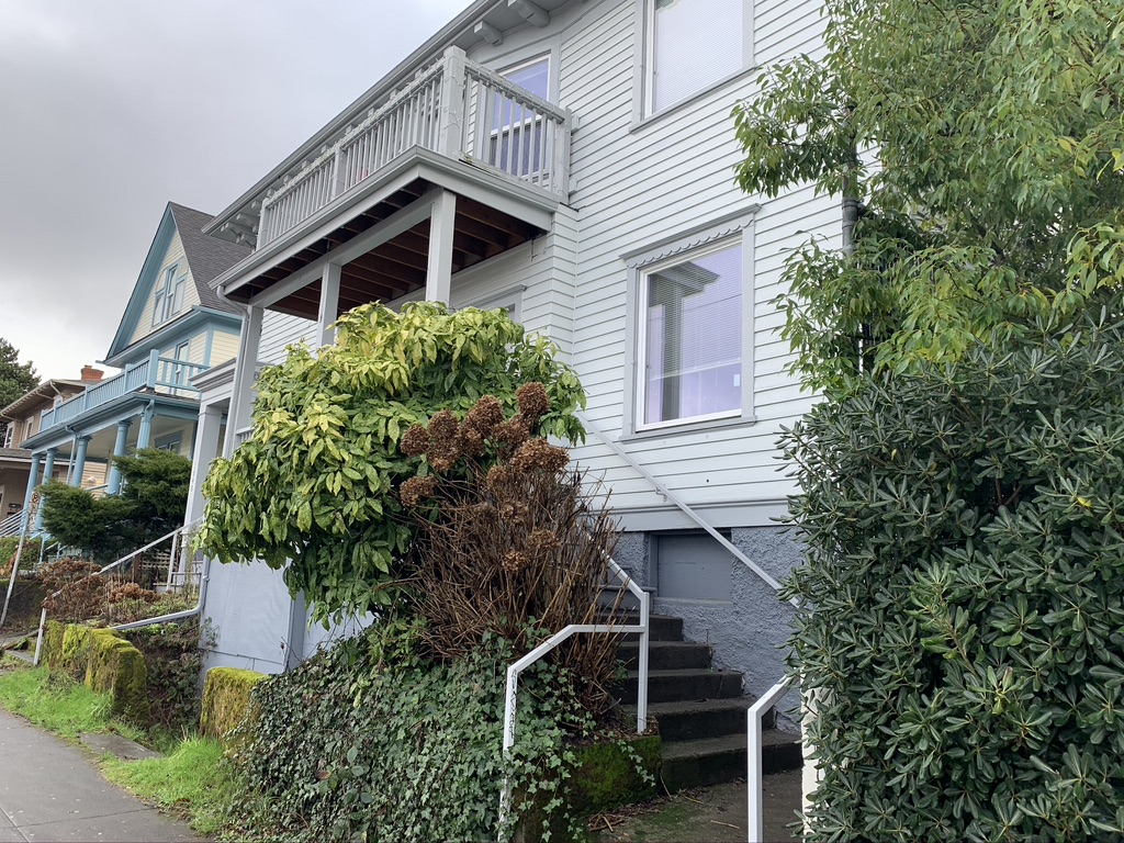 Classic 3-Bedroom, 2 Full Bath Flat with Hardwood Floors — Buckman/Kerns — 1844 E Burnside St