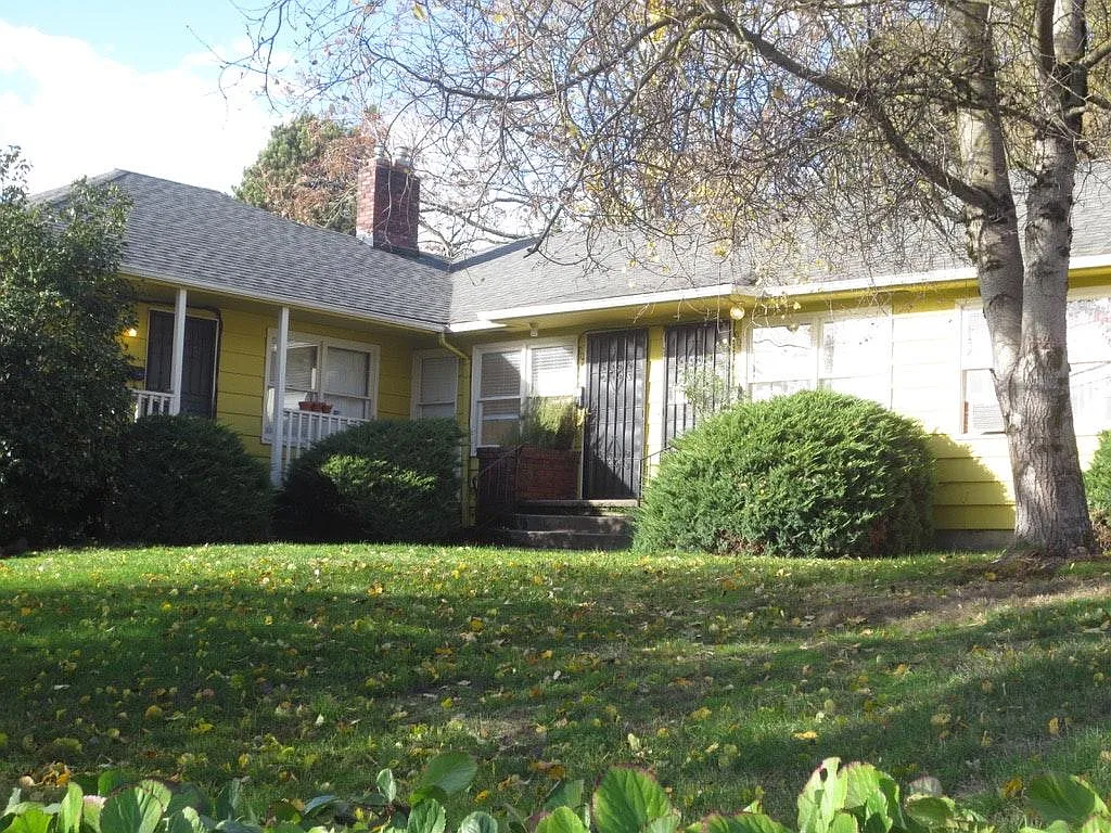Bright 2BR in Mid-Century 4-Plex — N. Alberta — 907 N Alberta St